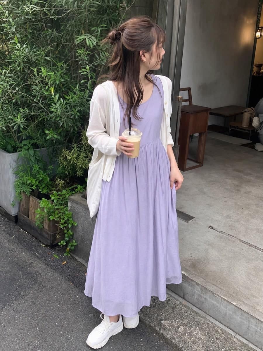 デート向けワンピースを相談する写真